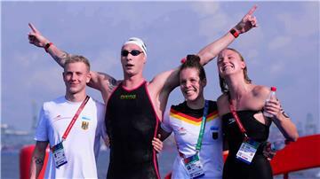 Gold mit der Staffel war für Florian Wellbrock (2.v.l) der krönende Abschluss der Freiwasserrennen in Singapur.