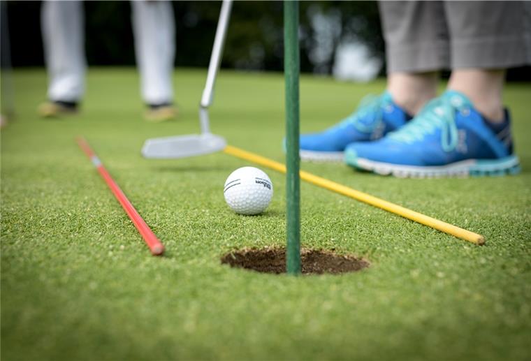 Golf darf alleine oder zu zweit gespielt werden.