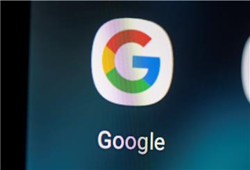 Auf dem Bildschirm eines Smartphones sieht man das Logo der App Google.