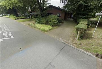 Google Street View: Am Straßenrand steht das Straßenschild „Adolf-Butenandt-Straße“, doch die Straße wird von Google bis heute als „Zum Piepenbrink“ markiert.