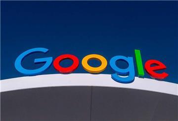 Das Logo von Google ist auf dem Pavillon des Internet-Konzerns auf der Technik-Messe CES zu sehen. (zu dpa: «Google: Hotel-Suche «wie früher» schadet Hotels»)