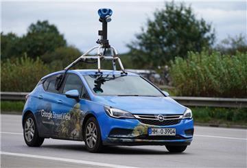 Ein Fahrzeug von Google Street View, bestückt mit Kameras, fährt auf der Autobahn A1 in Richtung Süden.