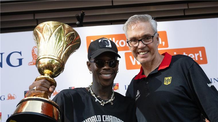Basketballer für Schröder als Fahnenträger in Paris Gordon Herbert (r) hat Dennis Schröder als Fahnenträger für die Olympia-Eröffnungsfeier vorgeschlagen.
