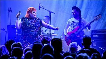 Gossip sind zurück - US-Sängerin Beth Ditto und der Bassist Ted Kwo stehen im Lido in Berlin auf der Bühne.