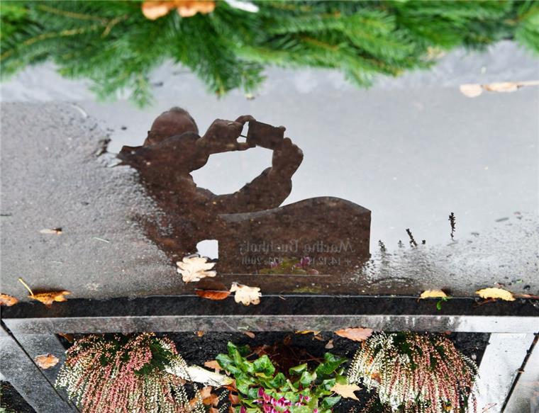 Bremerhaven: Daten von 43.000 Toten im Internet Gräber auf dem Friedhof in Bremerhaven werden fotografiert.