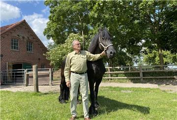 Gralf Meentzen führt den Hof Sarve in Nordenham in fünfter Generation. Seit 1990 betreibt er dort auch Friesenzucht, und das mit viel Herzblut.