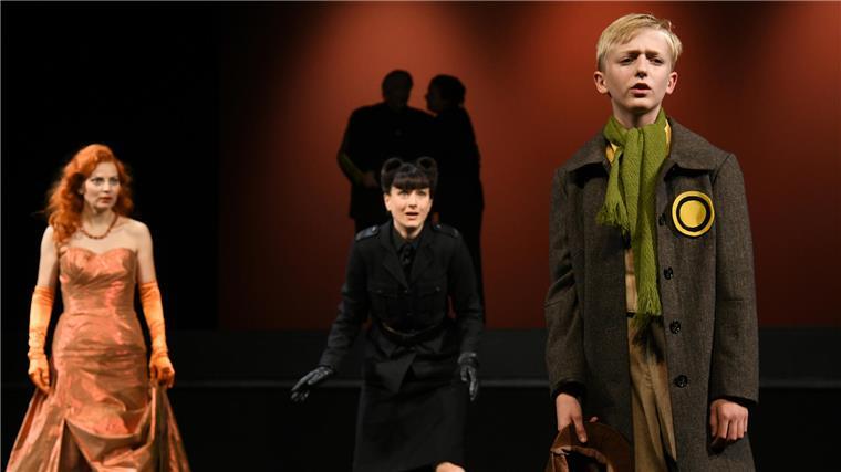 Grandios Julia Lindhorst-Apfelthaler als Schauspielerin Maria Tura und Marsha B Zimmermann als ihre Garderobiere Anna. Laurenz Konstantin Koch spielt den jungen Grünberg, an der Jacke den gelben Kreis in Anlehnung an den Judenstern.