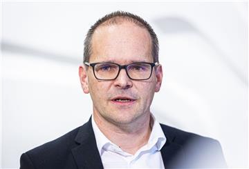 Grant Hendrik Tonne (SPD), neuer Fraktionsvorsitzender seiner Partei im Landtag Niedersachsen, gibt ein Pressestatement ab. 