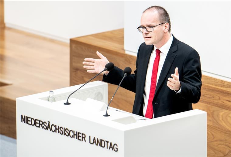 Grant Hendrik Tonne (SPD), Kultusminister in Niedersachsen, spricht im niedersächsischen Landtag.