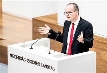 Grant Hendrik Tonne (SPD), Kultusminister in Niedersachsen, spricht im niedersächsischen Landtag.