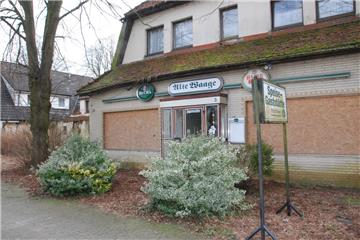 Gras hängt schon aus der Dachrinne. Die „Alte Waage“ am Bahnhof ist ein Schandfleck. Die Geestensether würden die heruntergekommene Gaststätte lieber heute als morgen abreißen lassen. Für 30 000 Euro will das Land als Eigentümer sie verkaufen. 