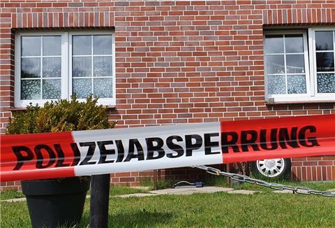 Grausiger Fund in einem Haus. Eine Mutter und ihr kleiner Sohn sind tot, es gibt Hinweise auf ein Gewaltverbrechen.