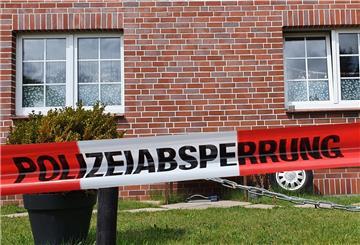 Grausiger Fund in einem Haus. Eine Mutter und ihr kleiner Sohn sind tot, es gibt Hinweise auf ein Gewaltverbrechen.
