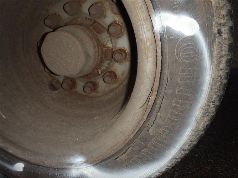 Gravierende Reifenmängel stellte die Polizei an mehreren Gefährten fest, unter anderem auf der B 71 bei Deinstedt.
