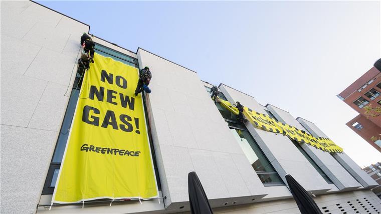 Meta Janssen-Kucz: Greenpeace-Protest friedlich und legitim Greenpeace-Aktivisten befestigen am frühen Morgen Banner an der Fassade des niedersächsischen Landtages..