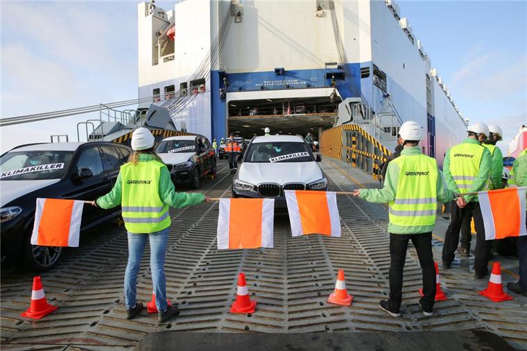 Greenpeace-Aktivisten blockieren am Autoterminal in Bremerhaven das Entladen von SUV-Fahrzeugen. Nach Angaben der Organisation richtet sich der Protest gegen klimaschädliche SUVs. Die Polizei stellt Strafanzeige.