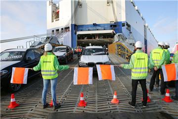 Greenpeace-Aktivisten blockieren am Autoterminal in Bremerhaven das Entladen von SUV-Fahrzeugen. Nach Angaben der Organisation richtet sich der Protest gegen klimaschädliche SUVs. Die Polizei stellt Strafanzeige.