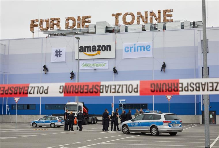 Greenpeace-Demonstranten sitzen weiter auf Dach von Amazon-Lager Greenpeace-Aktivisten haben Amazon in Winsen (Luhe) im Visier.