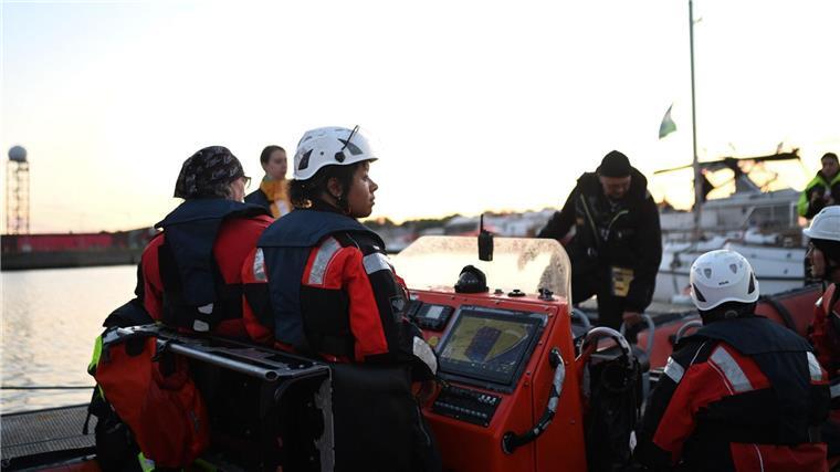 Greenpeace-Protest gegen geplante Erdgasförderung vor Borkum Greenpeace-Aktivisten starten im Hafen von Borkum zu einer Aktion gegen den Energiekonzern One Days.