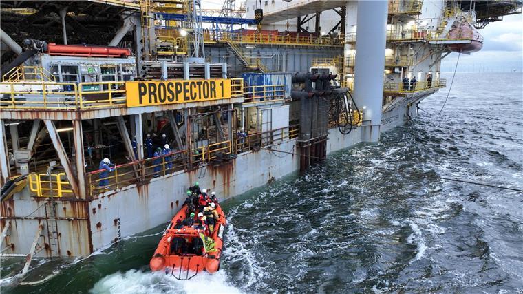 Greenpeace-Aktivisten versuchen mit einem Schlauchboot eine Bohrplattform in der Nordsee vor Borkum zu entern.