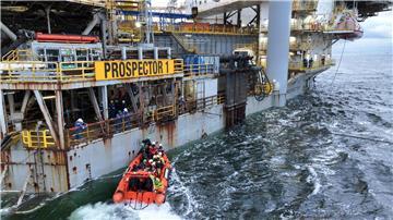 Greenpeace-Aktivisten versuchen mit einem Schlauchboot eine Bohrplattform in der Nordsee vor Borkum zu entern.