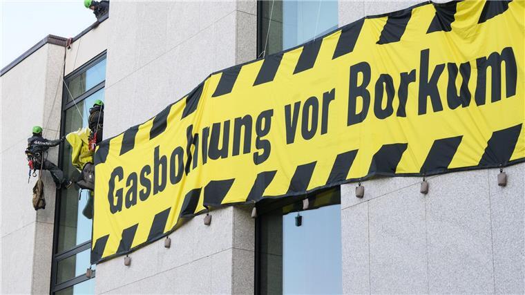 Greenpeace-Aktivisten waren 2023 auf das Landtagsdach gelangt und hatten Banner angebracht, um gegen Erdgas-Bohrungen vor Borkum zu protestieren. (Archivbild)