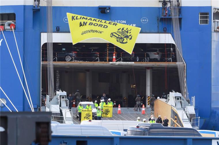 Greenpeace blockiert einen Autotransporter in Bremerhaven: Am Samstagnachmittag räumt die Bremer Polizei den Bereich. 