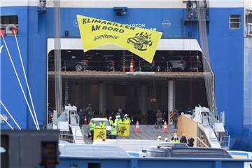 Greenpeace blockiert einen Autotransporter in Bremerhaven: Am Samstagnachmittag räumt die Bremer Polizei den Bereich. 