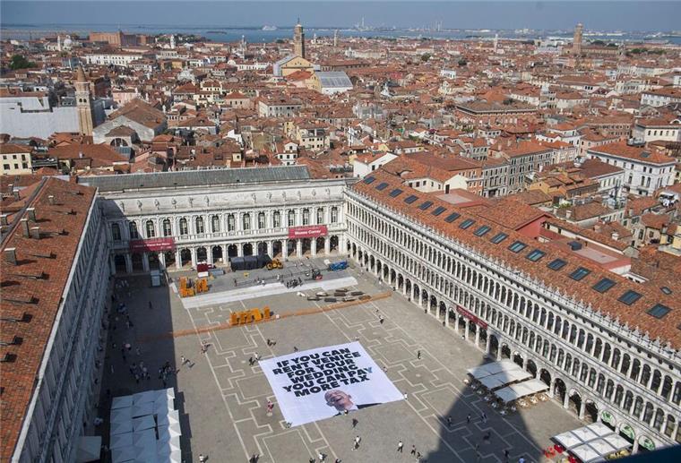 Amazon-Gründer Bezos und Braut zu Hochzeit eingetroffen Greenpeace protestiert mit einem großen Transparent auf dem Markusplatz in Venedig gegen die Bezos-Hochzeit.