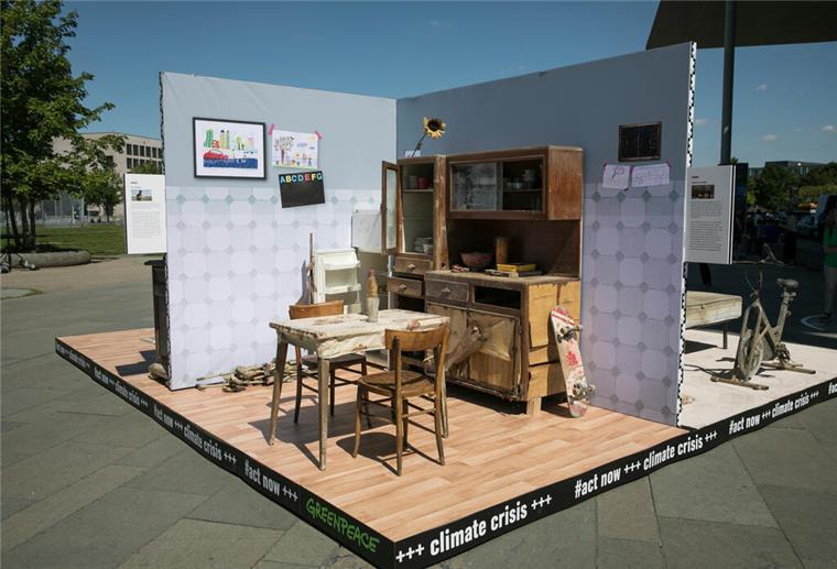 Installation mit Mobiliar