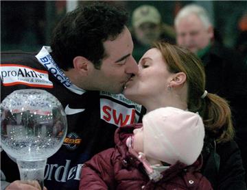 Greg Gardner wurde 2006 zum Torhüter des Jahres gewählt. Dazu gab es ein Küsschen von Ehefrau Lauren.