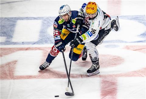 Gregory Kreutzer (rechts, hier gegen Frederik TIffels) und Kollegen gaben alles, doch die Pinguins hatten gegen die Eisbären Berlin das Nachsehen.