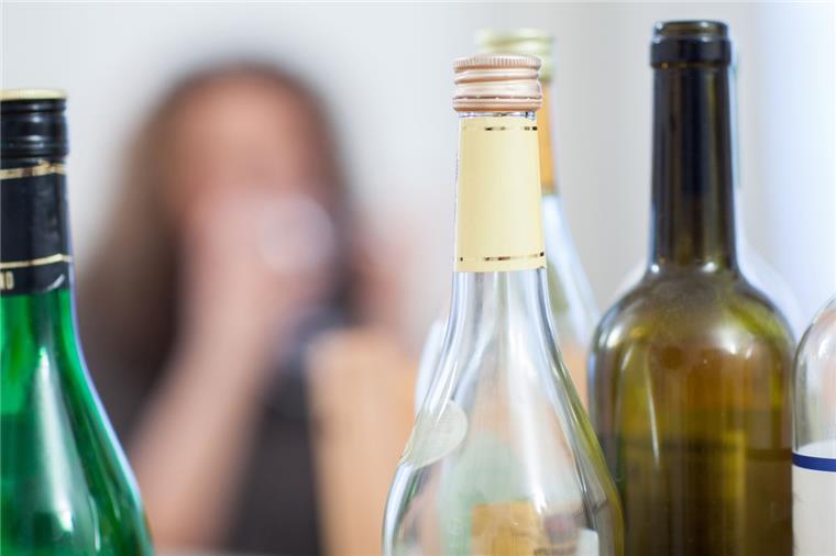 Greifen Menschen regelmäßig zu Alkohol oder Zigaretten, kann sich das auch auf den Arbeitsalltag auswirken. 