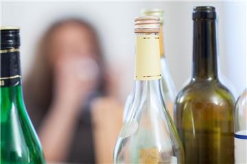Greifen Menschen regelmäßig zu Alkohol oder Zigaretten, kann sich das auch auf den Arbeitsalltag auswirken. 