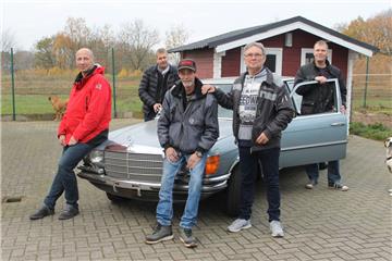 Grenzenlose Begeisterung für alte Autoschätzchen sowie „jede Menge Benzin im Blut“ haben die neuen Macher der Zevener Oldtimer-Schau: Christoph Neumann (von links) Christian Lange, Gunnar Pape, Henk de Boer und Georges Dumont.