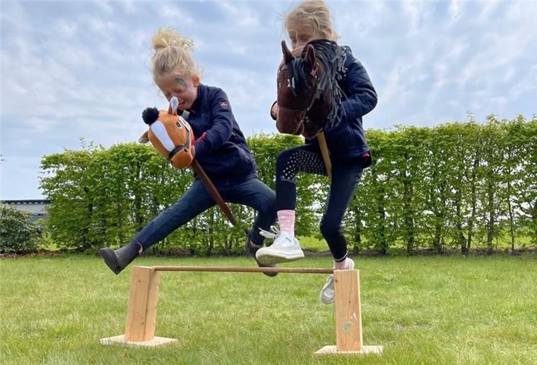 Greta Brüning und Lilith Plöger beim Sprung mit ihrem Hobby Horse.
