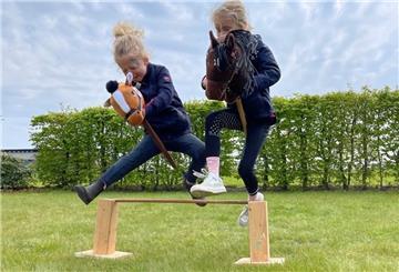 Greta Brüning und Lilith Plöger beim Sprung mit ihrem Hobby Horse.