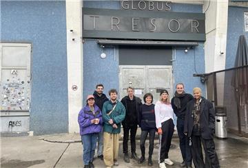 Greta Bukowski (Dritte v. rechts) lässt sich mit sechs weiteren Teilnehmenden in Berlin zur Clubmanagerin ausbilden.