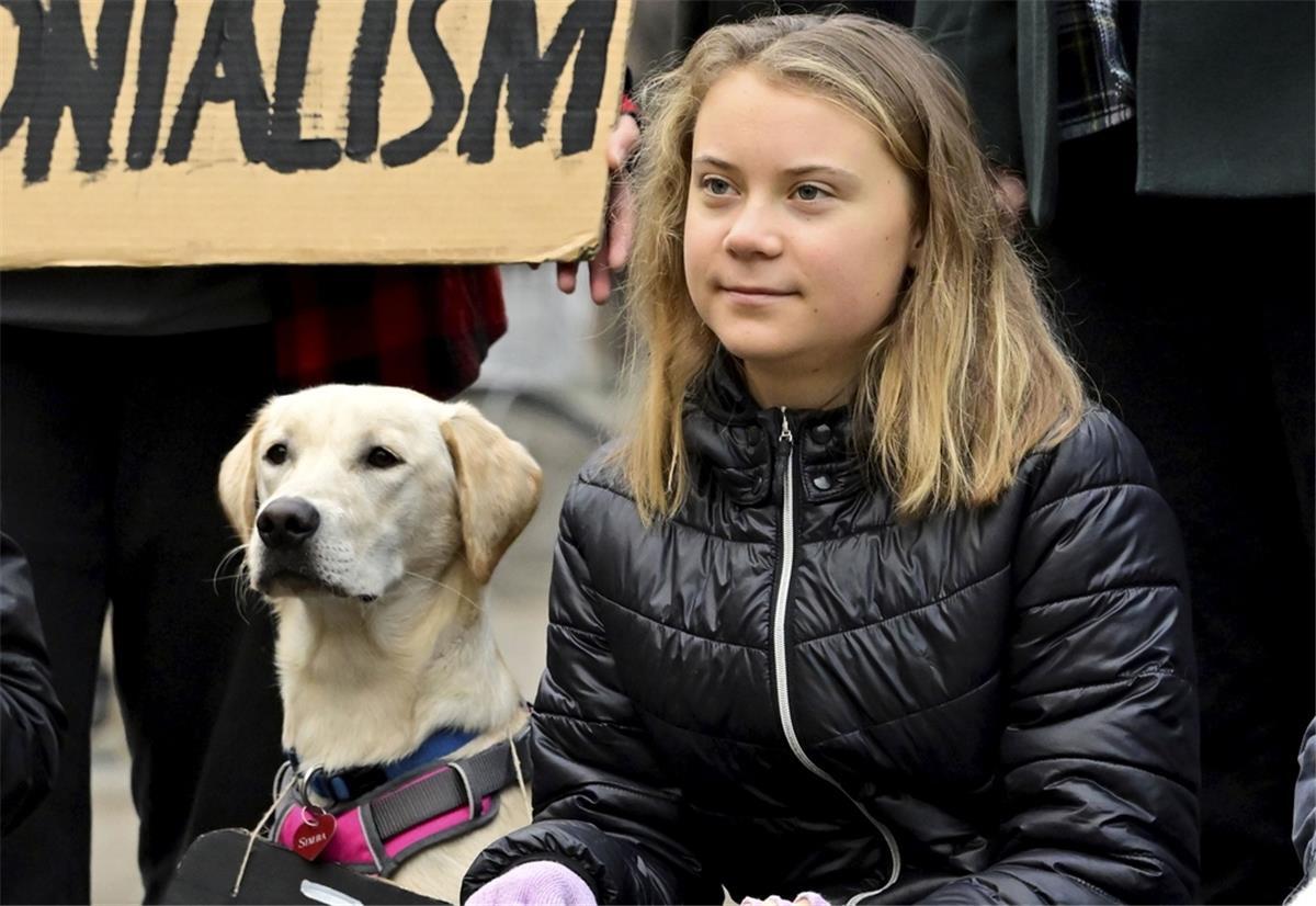 Greta Thunberg verdient kein Geld mit neuem Klima-Buch Greta Thunberg, Klimaaktivistin aus Schweden, nimmt an einer Demonstration von "Fridays for Future" auf dem Mynttorget teil. Sie trägt eine schwarze Jacke und hockt auf dem Boden. Neben ihr sitzt ein heller Hund.