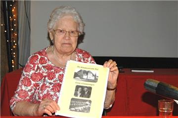 Grete Gieschen aus Glinstedt steuerte auf der "Erzähldiele" Kindheits-Erinnerungen bei.
