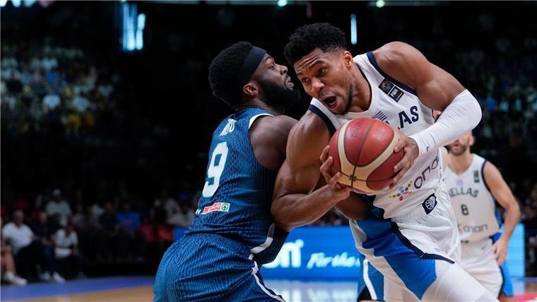 Griechenlands Star Giannis Antetokounmpo (r.) fordert im Viertelfinale die deutschen Basketballer.