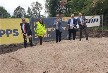 Griffen für den Baustart der neuen Wasserleitung zwischen dem Wasserwerk in Sandelermöns und dem Speicherpumpwerk in Diekmannshausen zum Spaten: Sven Ambrosy (von links), Jasmin Hübner, Karsten Specht, Hans-Hermann Lohfeld und Matthias Wenholt.