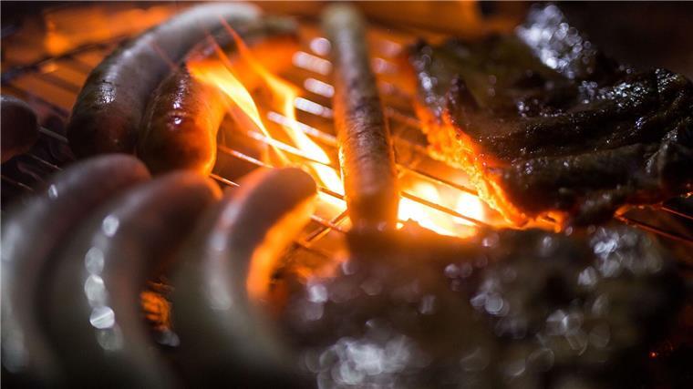 Grillfans müssen etwas tiefer ins Portemonnaie greifen Grillen ist beliebt - die Fleischpreise sind allerdings in den vergangenen Jahren kontinuierlich gestiegen.