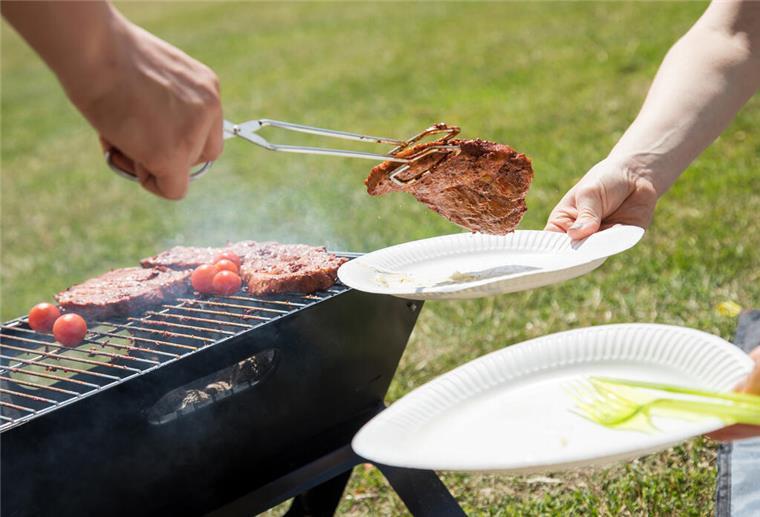 Ein Grill mit Fleisch. 