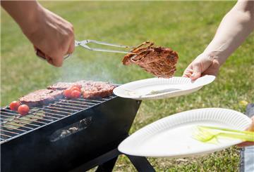 Ein Grill mit Fleisch. 