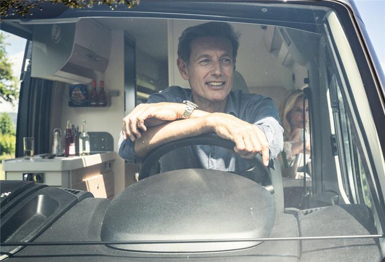 Für Euren nächsten Urlaub: Tipps für die erste Fahrt im Wohnmobil Größe, Fahrverhalten, Gewicht: Ein Wohnmobil fährt sich anders als ein normales Auto - darauf muss man sich einstellen.