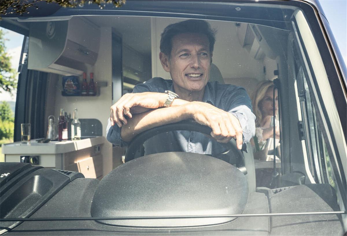 Größe, Fahrverhalten, Gewicht: Ein Wohnmobil fährt sich anders als ein normales Auto - darauf muss man sich einstellen.
