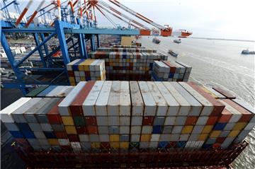 Größer, schwerer, breiter: Im Wettlauf um die größten Containerschiffe überbieten sich die Reedereien seit Jahren. Doch die Schallgrenze von 400 Meter hat noch keines überschritten.