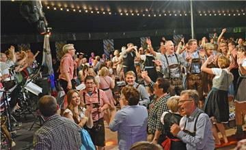 Großartige Stimmung herrschte am Sonnabend bei Blas- und Schlagermusik auf dem Oktoberfest im Festzelt in Zeven-Aspe.