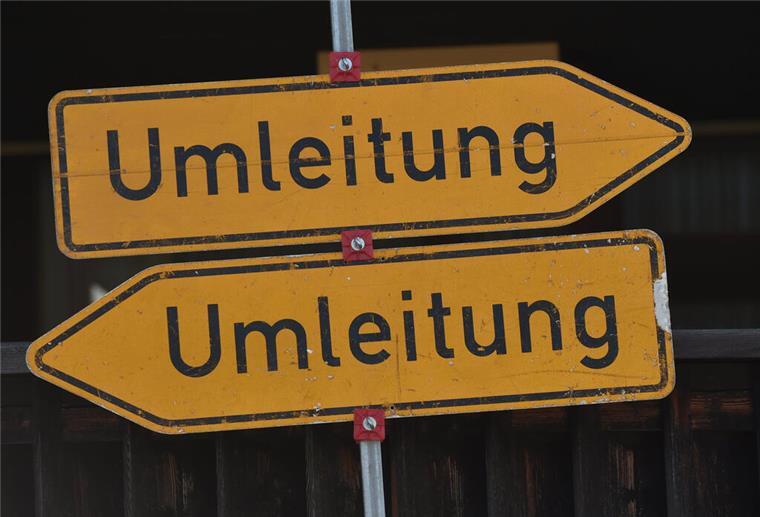 Zwei Straßenschilder Umleitung